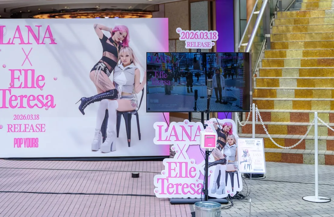 LANA × Elle Teresa のパネルとモニター