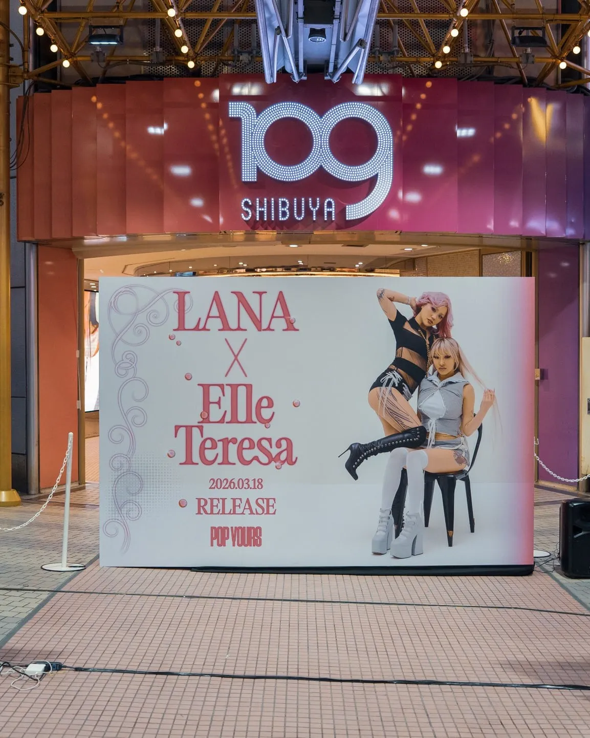 渋谷109 の前に設置された LANA × Elle Teresa のリリースイベントのブース