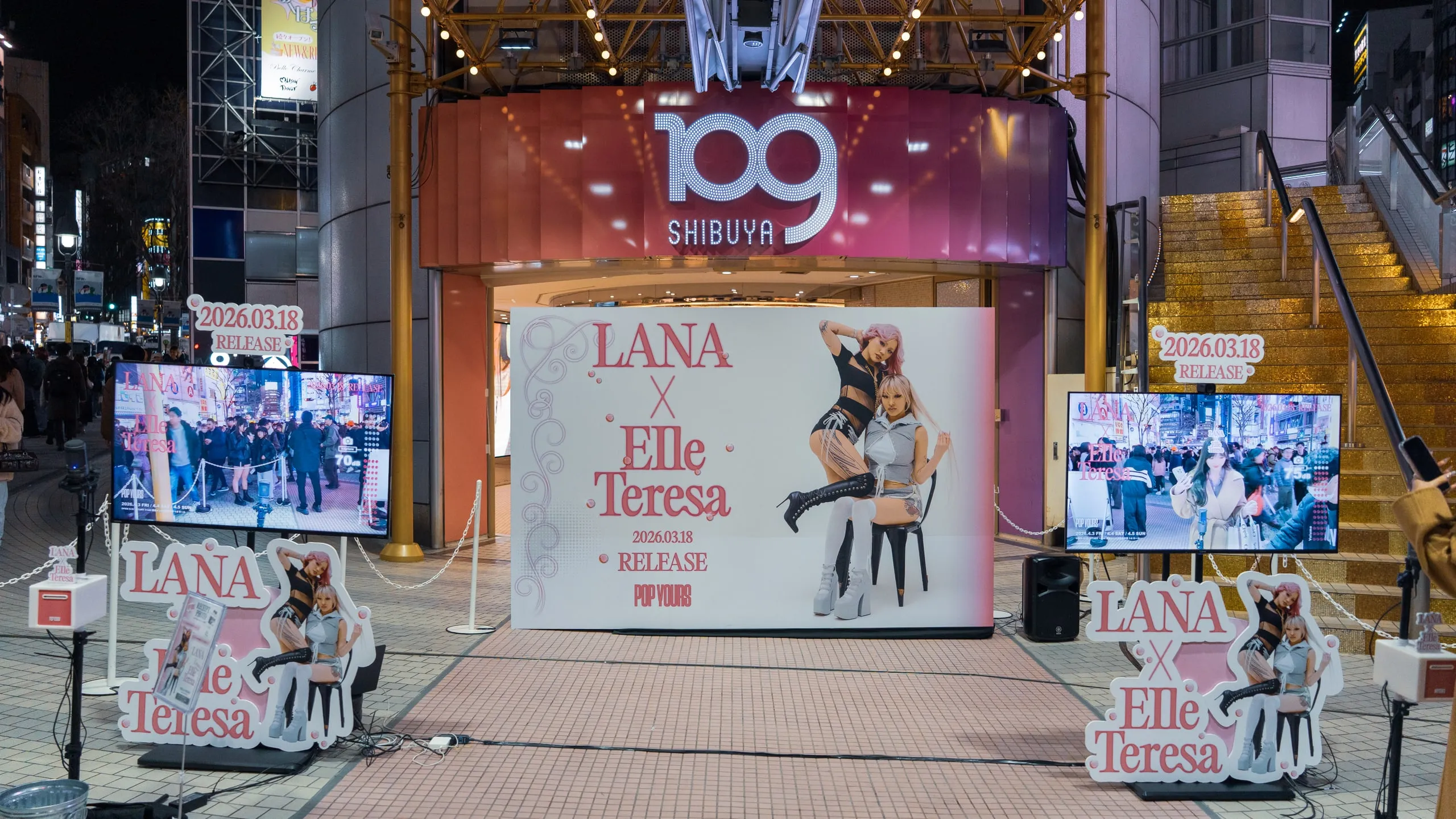 渋谷109 の前に設置された LANA × Elle Teresa のリリースイベントのブース
