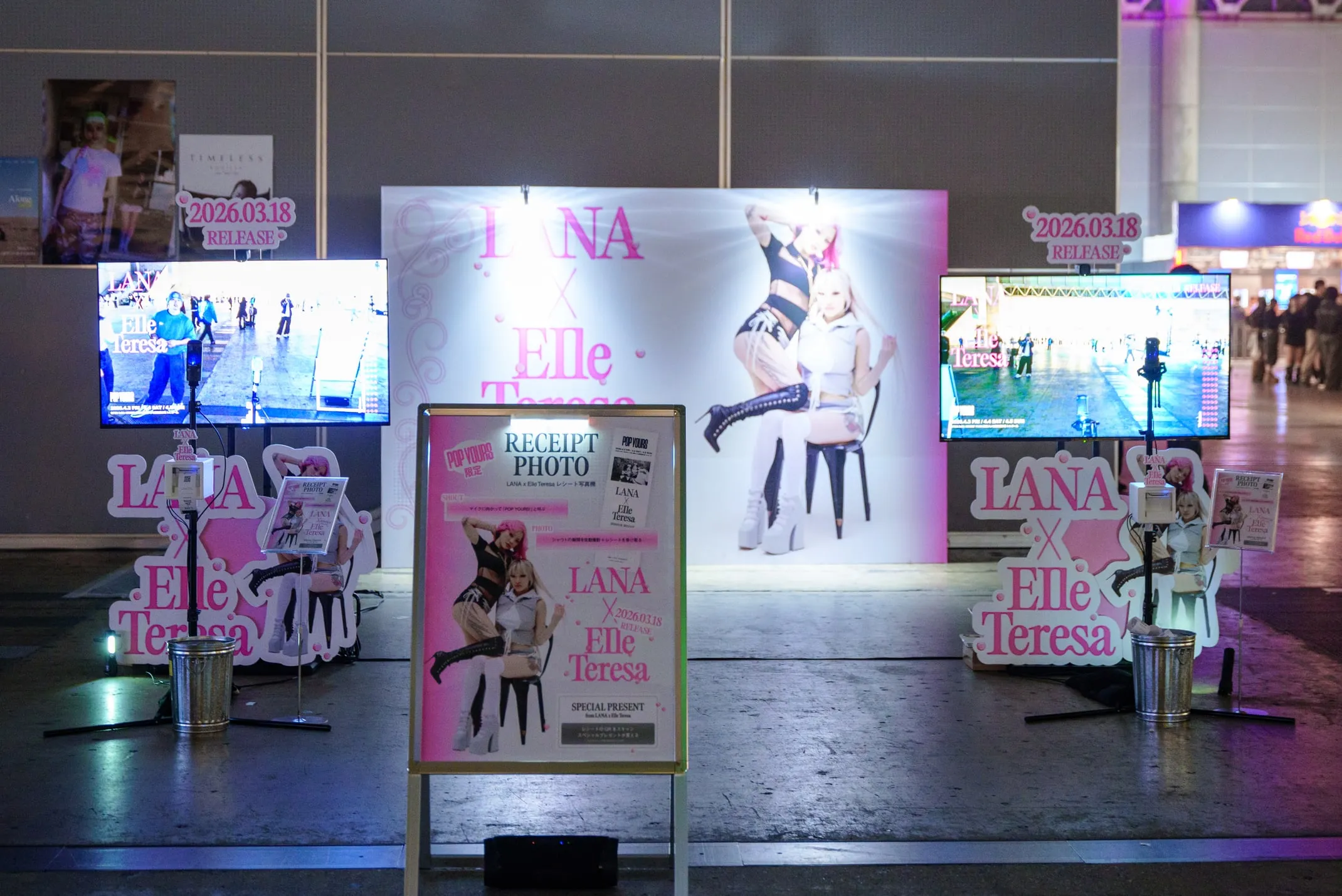 LANA × Elle Teresa のパネルの前に並んだ 2 台の撮影ブース