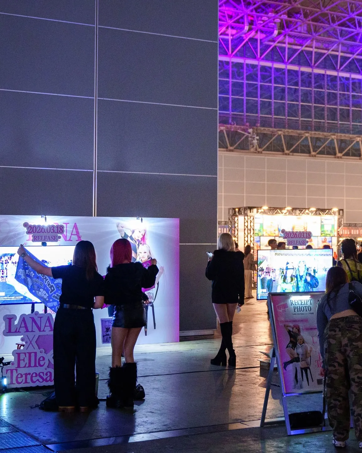 幕張メッセの会場に設置された撮影ブースと、写真を撮る人たち