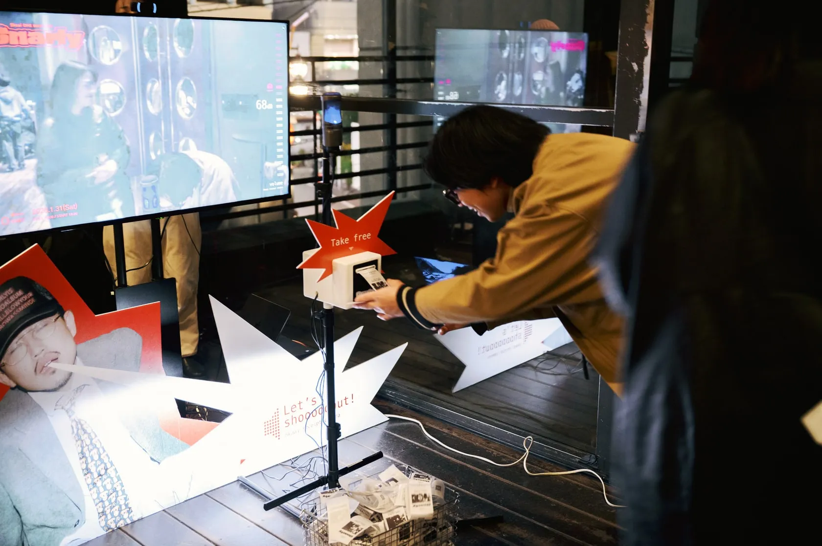 レシートの出る機械に手を伸ばす人
