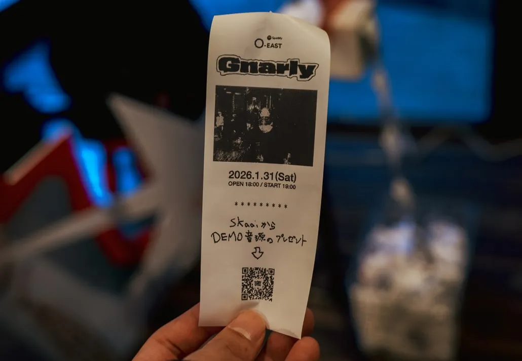 Gnarly の写真入りレシートを手に持っている