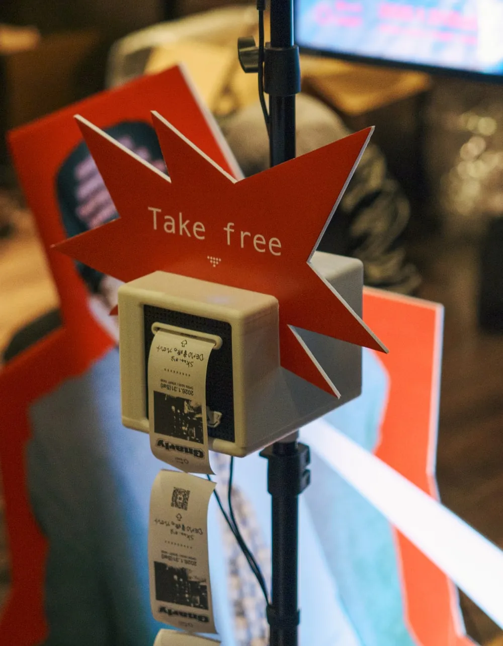 「Take free」の札が付いたレシートの出る機械